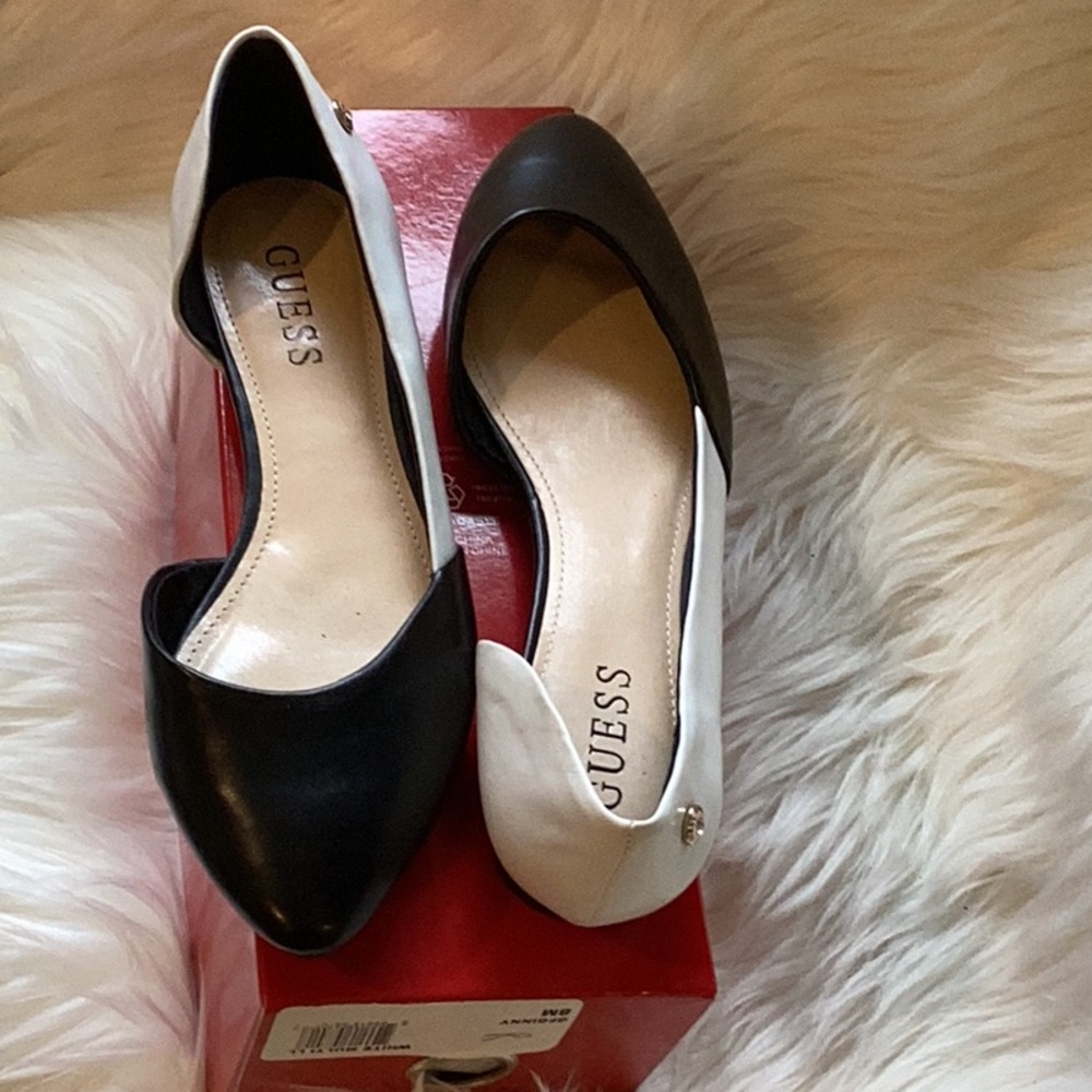 Guess black and white flats